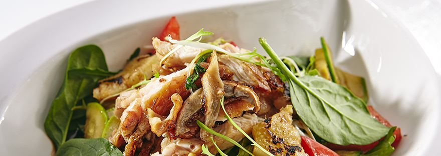 Salat mit Ananas und Hähnchen