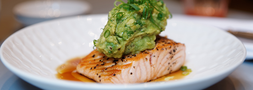 Lachsfilets mit Basilikum und Avocado