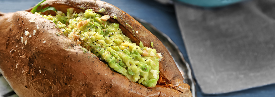 Gebackene Süßkartoffel mit Guacamole