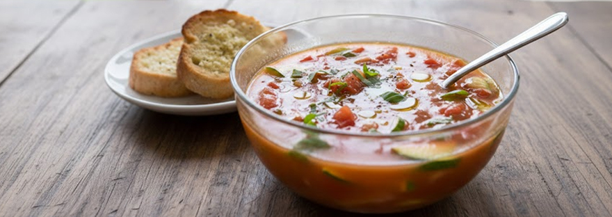 Kalte Suppe mit Tomaten und Zucchini